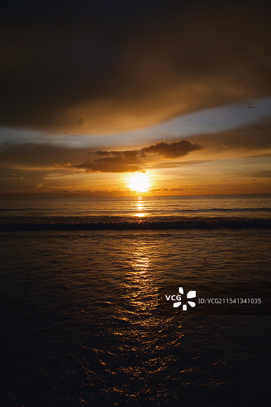 丹绒亚路海滩的日落图片素材