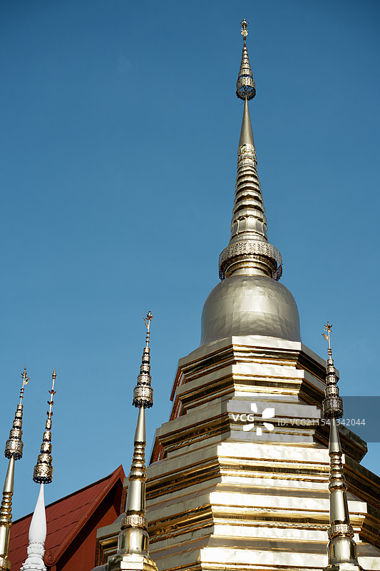 清朗的天空映衬下的泰国寺庙屋顶低视角图片素材