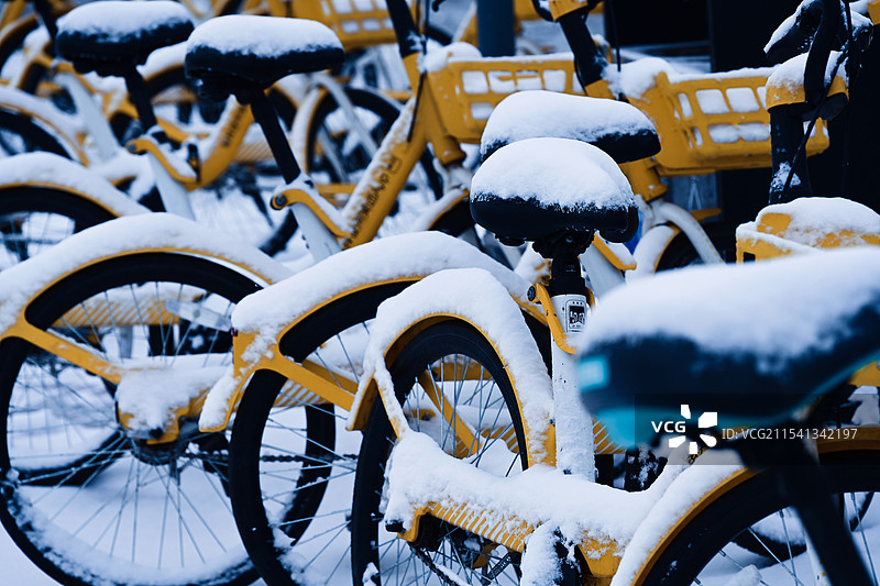 雪地上自行车的特写镜头图片素材