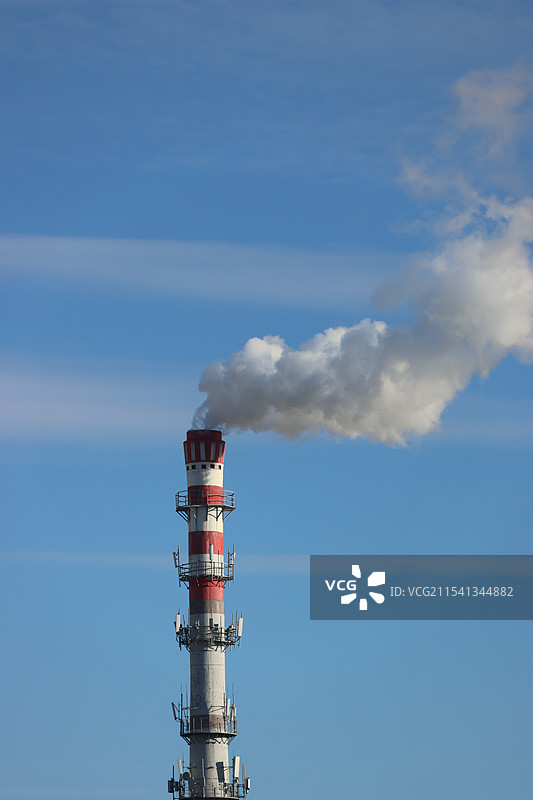 蓝天下烟囱的低角度视图图片素材