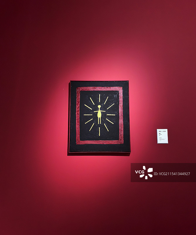 红色背景下的作品特写镜头图片素材