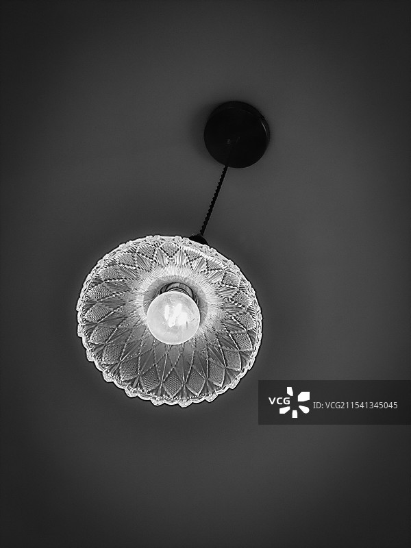 黑色背景下照明灯泡的低角度视图图片素材