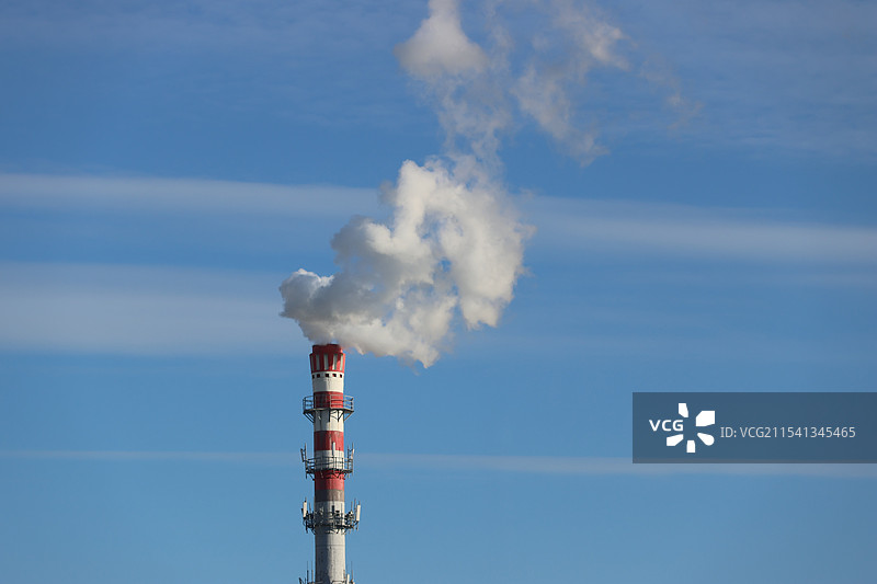 蓝天下冒烟的烟囱图片素材