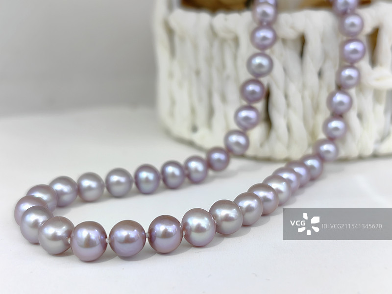 桌上项链的特写镜头图片素材