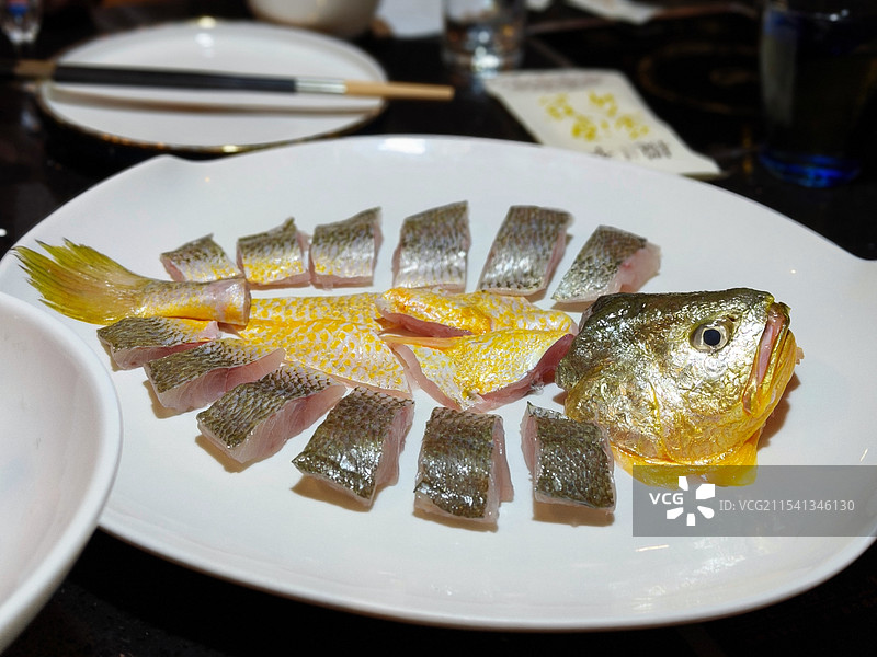 餐桌上的大黄鱼图片素材