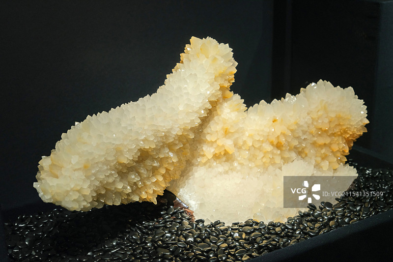 方解石（CaCO3） 云南文山产 山东博物馆“晶·彩-探寻神奇的矿物世界”展图片素材