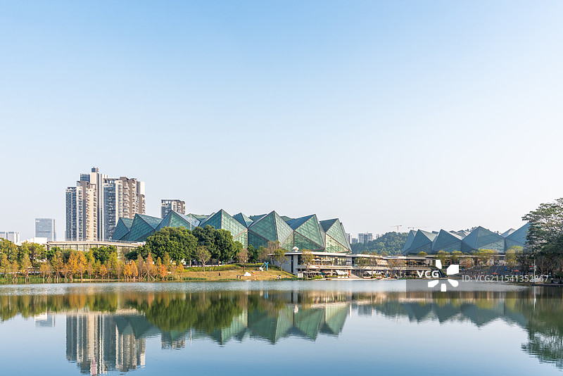 深圳龙岗大运中心和宁静的湖面图片素材