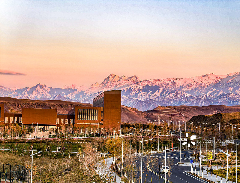 新疆大学博达校区，天山博格达峰雪山夕阳日照金山图片素材