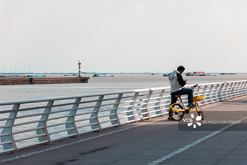 江岸边的骑行摄于上海吴淞口图片素材