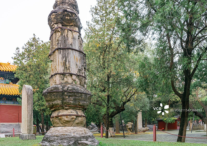 中国山东泰安泰山区泰山旅游景区著名景点，古代建筑行宫岱庙，高大的石经幢，户外无人图像摄影图片素材