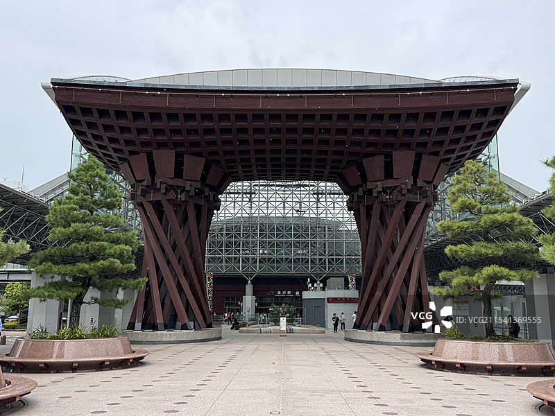 日本金泽市JR火车站站前广场上的鼓门图片素材