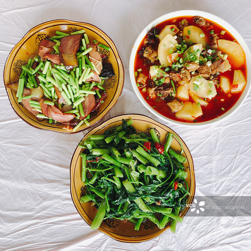 川西家常菜，土豆炖牦牛肉、蒜薹炒腊肉图片素材