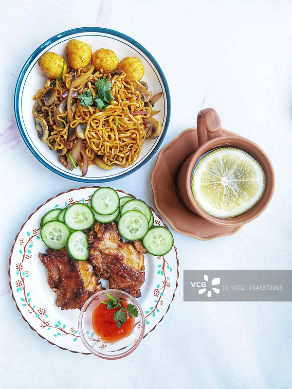 炒面 鸡扒 柠檬茶图片素材