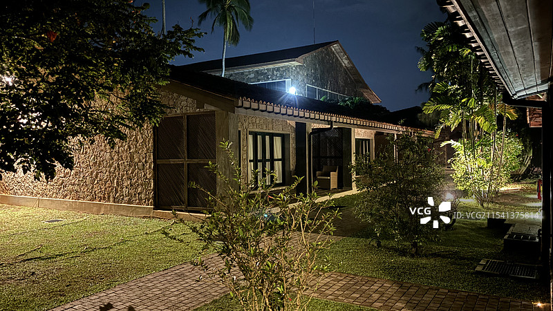 斯里兰卡尼甘布泻湖酒店，夜间照明五星级酒店房间的低角度视图图片素材