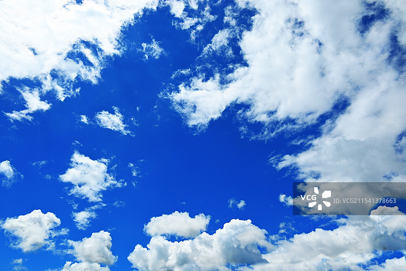 蓝蓝的天上白云跑图片素材