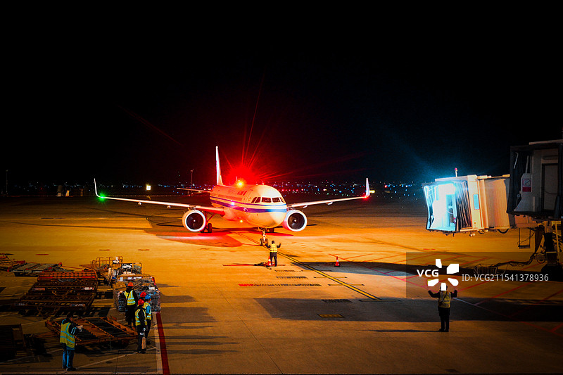 深夜浦东机场的工作人员正在指引到岗航班图片素材
