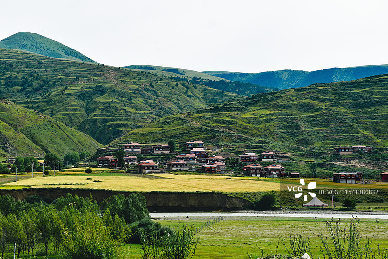 川西甘孜州道孚县藏式民居景观图片素材