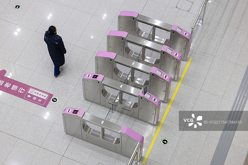 河南省郑州市地铁站验票闸机口图片素材