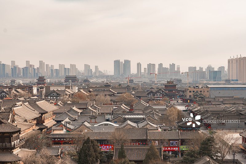 山西大同古城与远处的新城图片素材