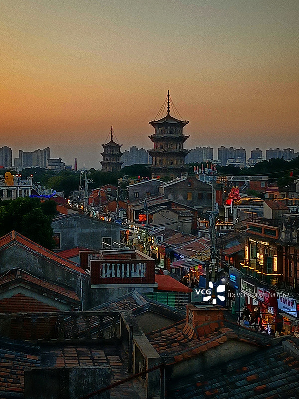 华灯初上的泉州西街图片素材