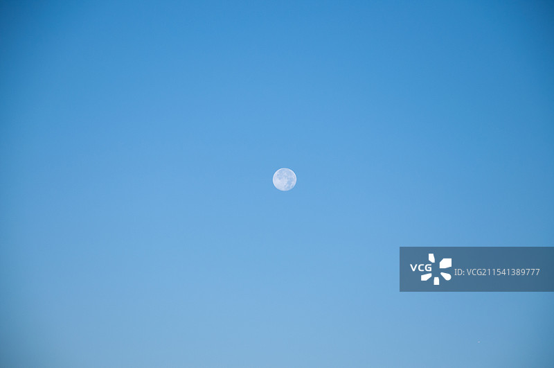 天空中的一轮圆月图片素材