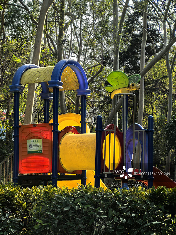 阳光下的滑梯图片素材