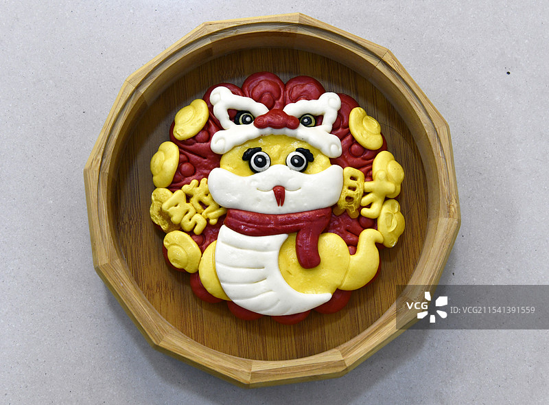 山东枣庄山亭区民间艺人制作的蕴含“蛇年”吉祥寓意的花馍图片素材