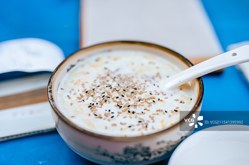 西北知名美食小吃，鸡蛋牛奶醪糟图片素材