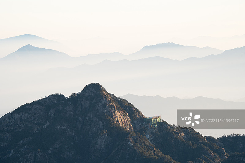 日出后在雾气中的的黄山山脉图片素材