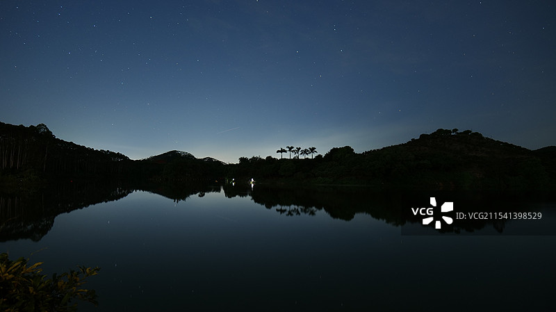 宁静湖泊的夜色图片素材