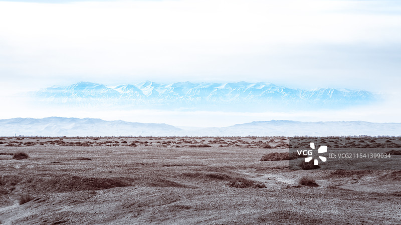 敦煌戈壁滩眺望阿尔金山图片素材