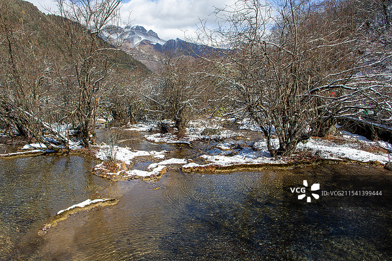 四川阿坝州川西黄龙景区冬日雪山雪景溪流山间流水冰雪消融图片素材