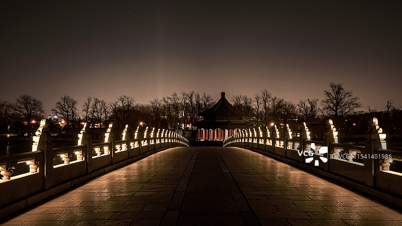 颐和园十七孔桥廓如亭元旦夜景灯光图片素材