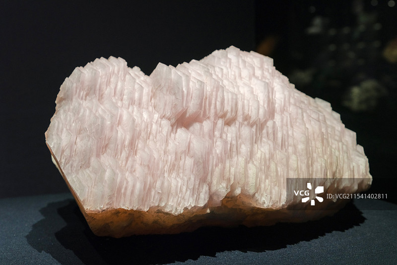 方解石（CaCO3） 福建泉州产 山东博物馆“晶·彩-探寻神奇的矿物世界”展图片素材