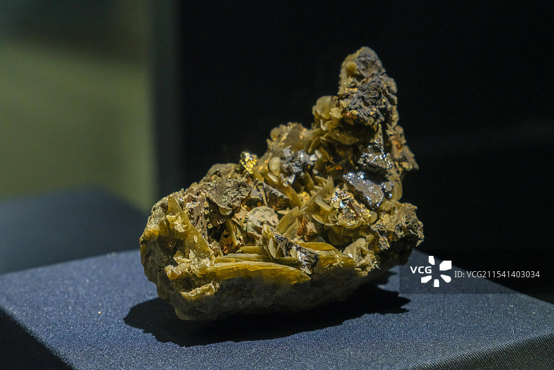 黝铜矿、菱铁矿、黄铜矿 云南产 山东博物馆“晶·彩-探寻神奇的矿物世界”展图片素材