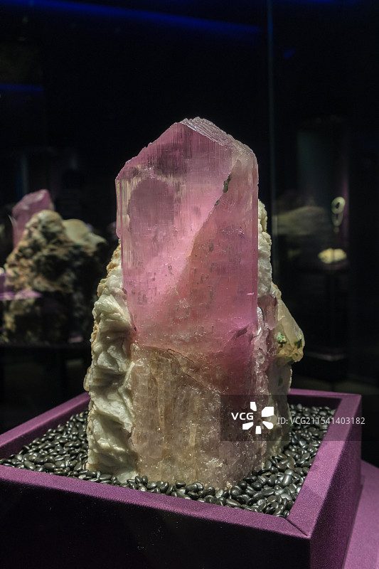 锂辉石（LiAI[Si2O6]） 巴西产 山东博物馆“晶·彩-探寻神奇的矿物世界”展图片素材