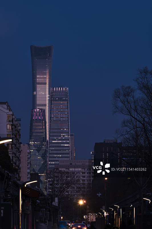 北京CBD地标建筑中国尊街道繁华夜景图片素材