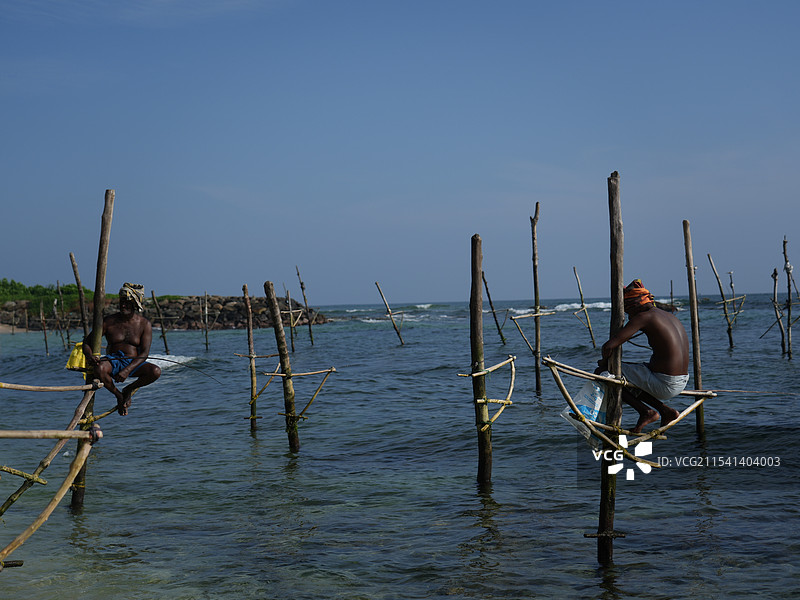 斯里兰卡加勒南部海滨区高跷渔夫，坐在木桩上钓鱼的渔夫图片素材