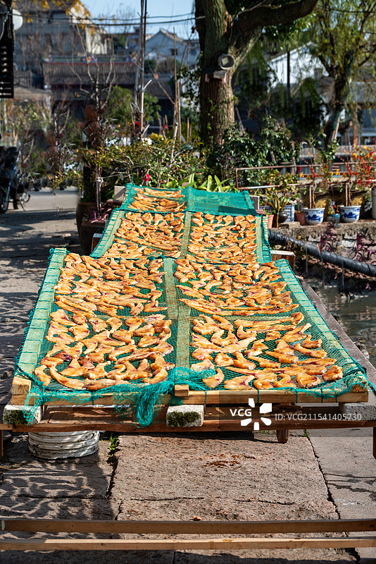 浙江宁波东钱湖阳光下晾晒的特色青鱼干图片素材