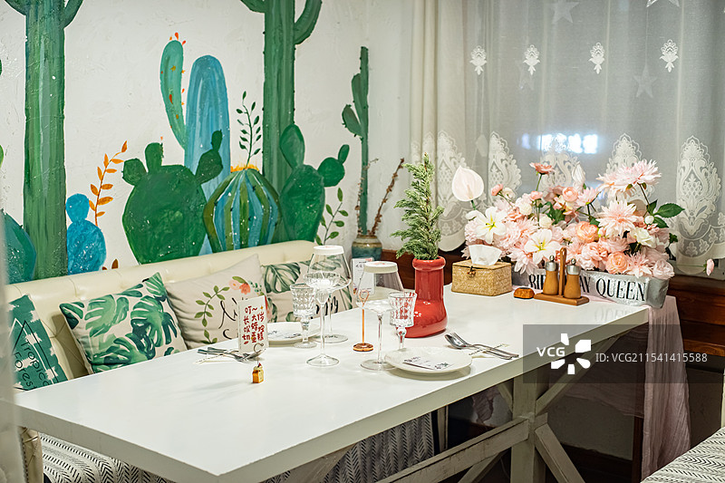 中国现代化私房菜西方餐厅拍摄主题，餐馆饭店饭馆酒店餐桌的厨具和桌子上鲜花，室内无人图像摄影图片素材