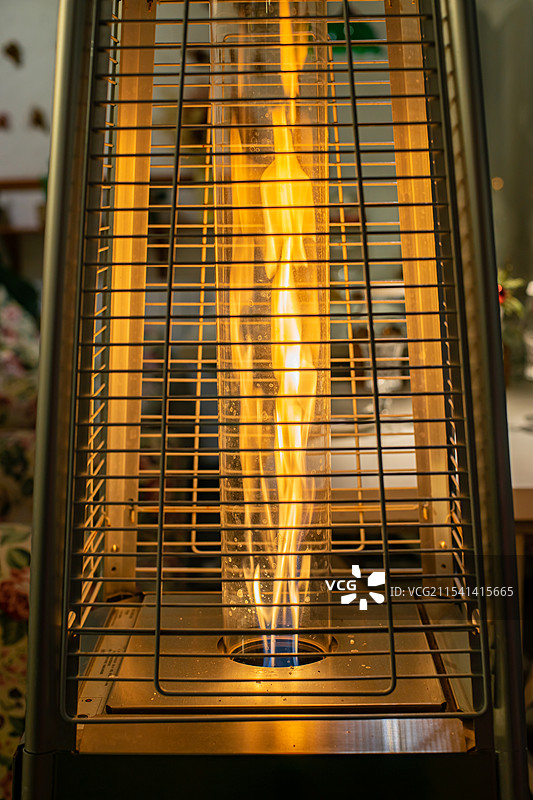 中国生活方式拍摄主题，冬天室内烧柴火的取暖炉，室内夜晚无人图像摄影图片素材