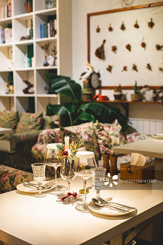 中国现代化私房菜西式西方餐厅拍摄主题，餐馆饭店饭馆酒店餐桌的厨具和装饰品，室内无人图像摄影图片素材
