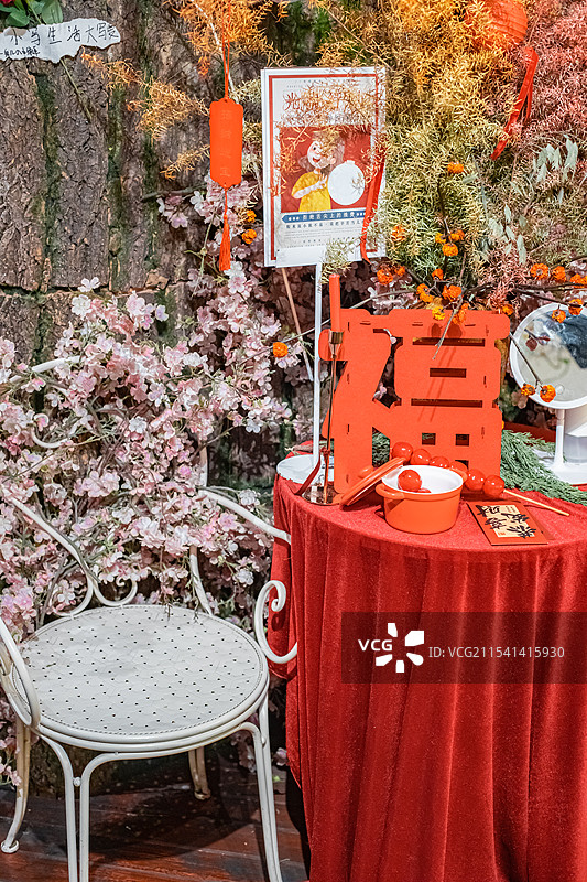 中国西方春节圣诞节拍摄主题，桌子上的福字剪纸和椅子，室内无人图像摄影图片素材