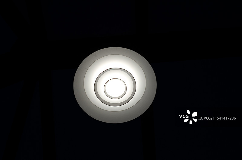 在黑暗背景下照亮的旧灯图片素材
