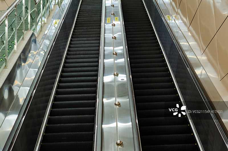 地铁站的电动扶梯图片素材