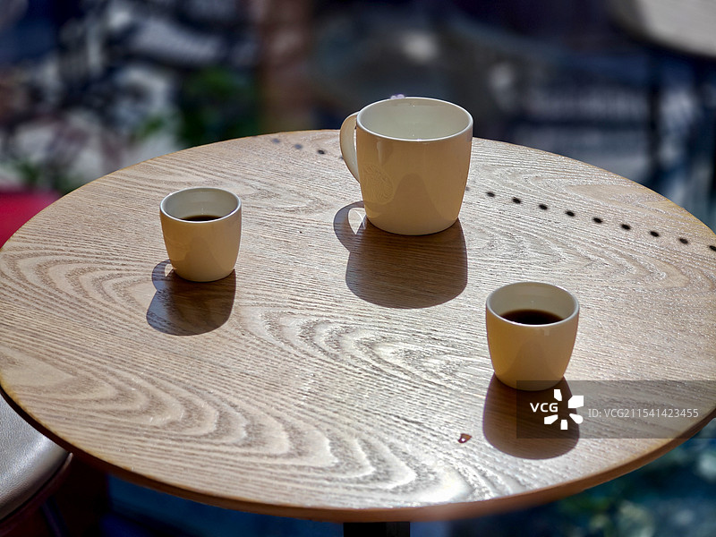 冬日暖阳下喝咖啡图片素材