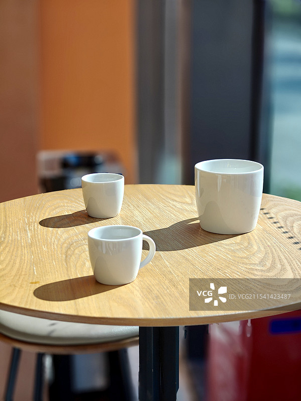 冬日暖阳下喝咖啡图片素材