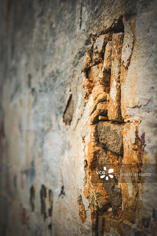 禁止吸烟，宏村的建筑里卡了一根烟蒂图片素材