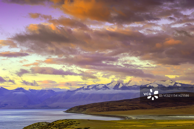 西藏阿里纳木纳尼峰的日出朝霞图片素材