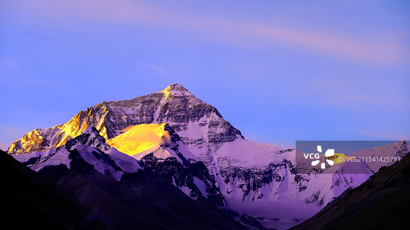 日出时分的珠穆朗玛峰日照金山图片素材